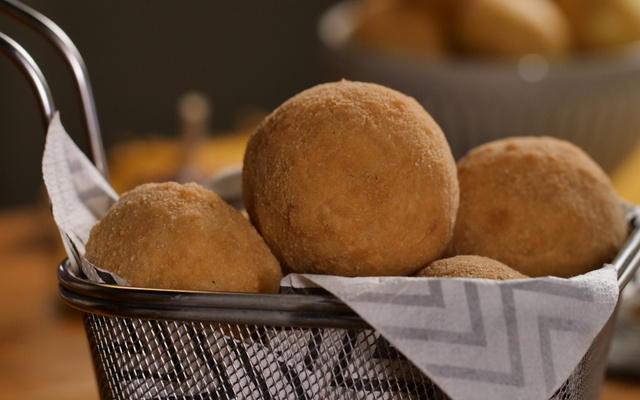 Bolinho de batata com linguiça 