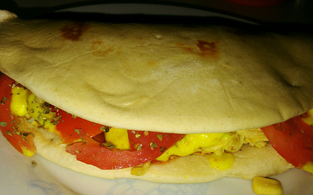 Sanduíche árabe com molho de açafrão