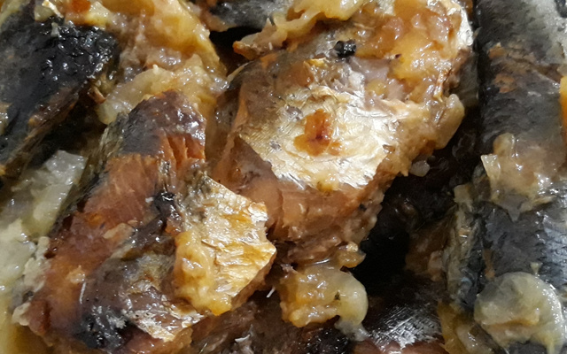 Sardinha na panela de pressão simples e saborosa