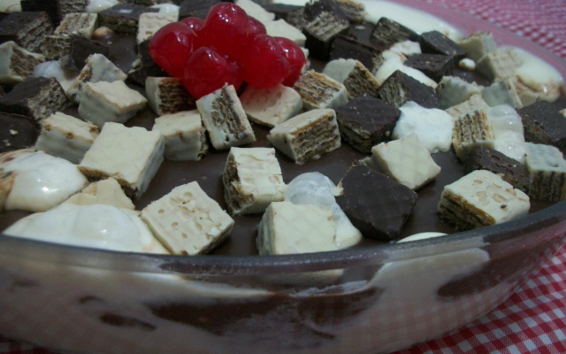 Sobremesa de sorvete com chocolate