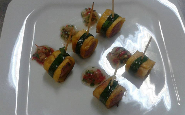 Medalhão de linguiça com banana da terra