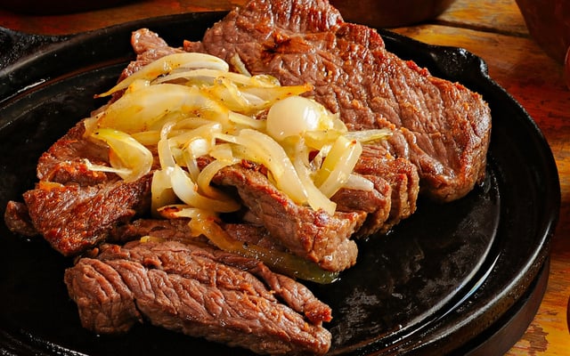 Carne de sol com cebolas