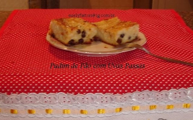 Pudim de pão com uvas passas