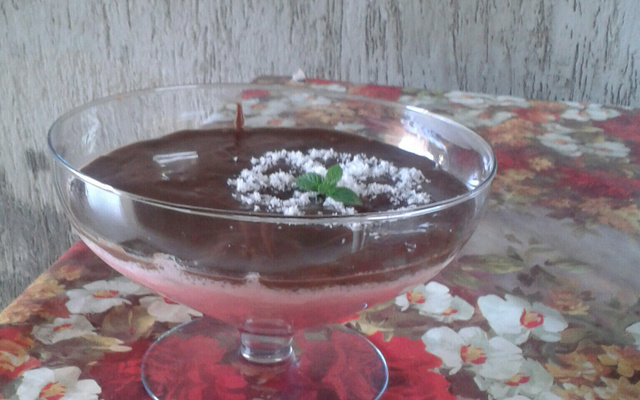 Mousse Simples de Morango com Chocolate