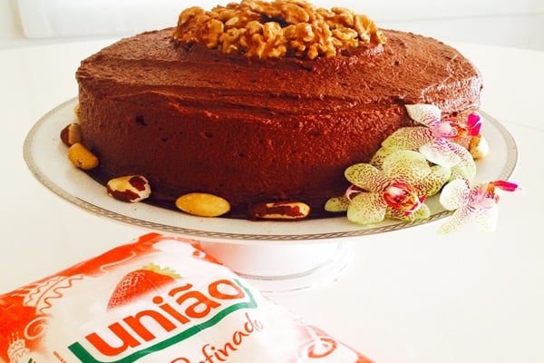 Bolo de chocolate com frutas secas