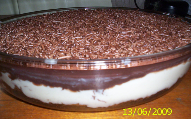 Bolo com recheio de chocolate branco