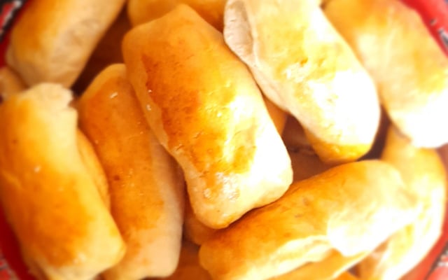 Enroladinho de salsicha assado fácil