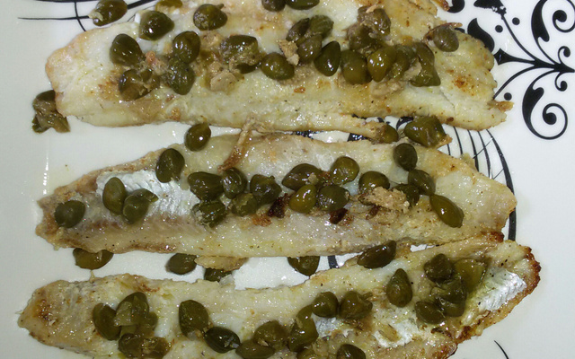 Filé de peixe com alcaparras