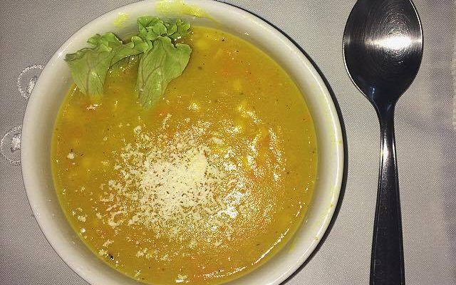 Caldo de batata com legumes