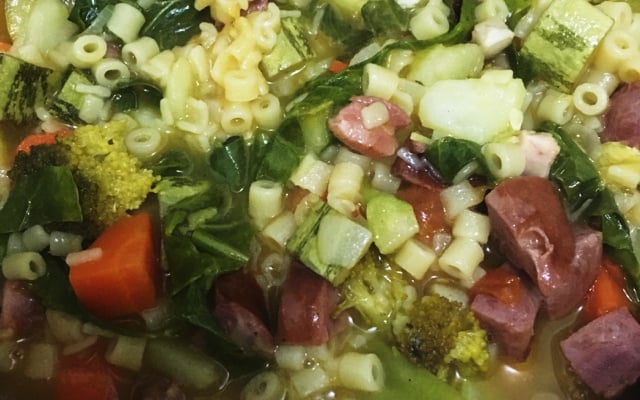 Sopa de legumes e verduras