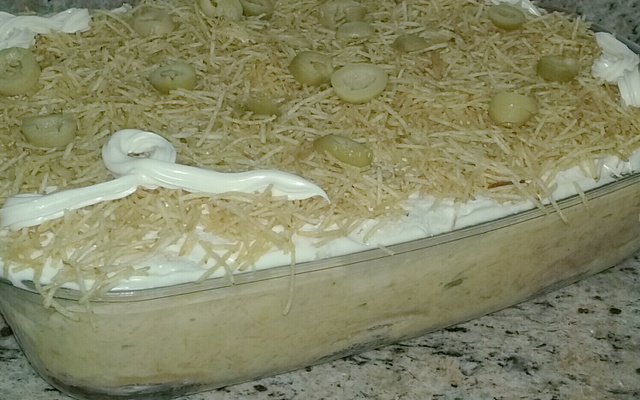 Torta de pão de forma cremosa com atum