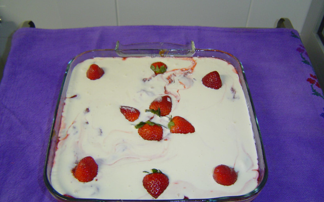 Torta sorvete de chocolate com morangos