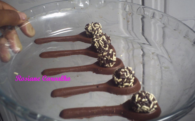 Colher de chocolate com brigadeiro