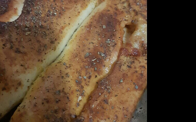 Pizza enrolada com recheio misto