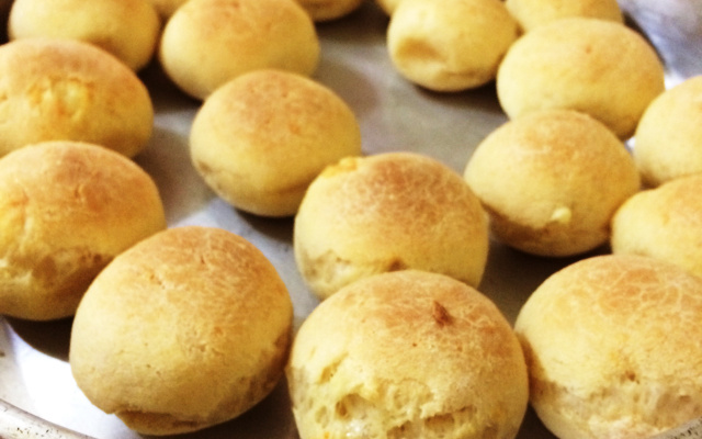 Pães de queijo e agrião da Vera