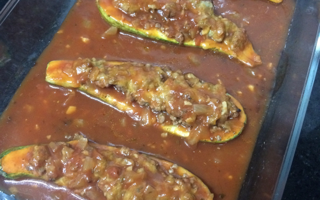 Barquinha de abobrinha recheada com carne moída