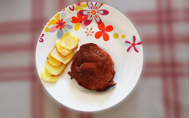 Medalhão de alcatra com batata dominó