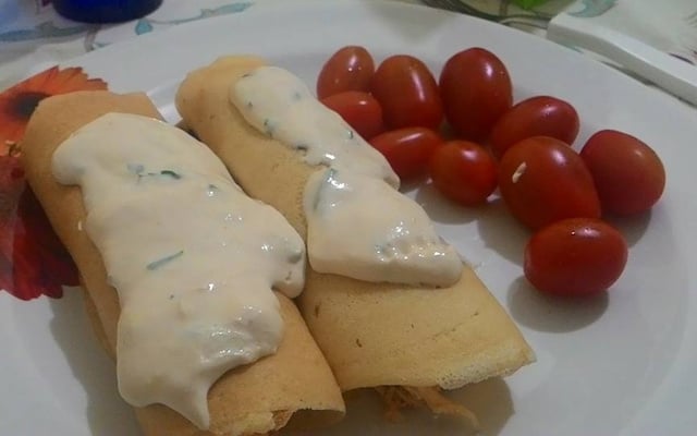 Panqueca de frango e cream cheese com molho balangio