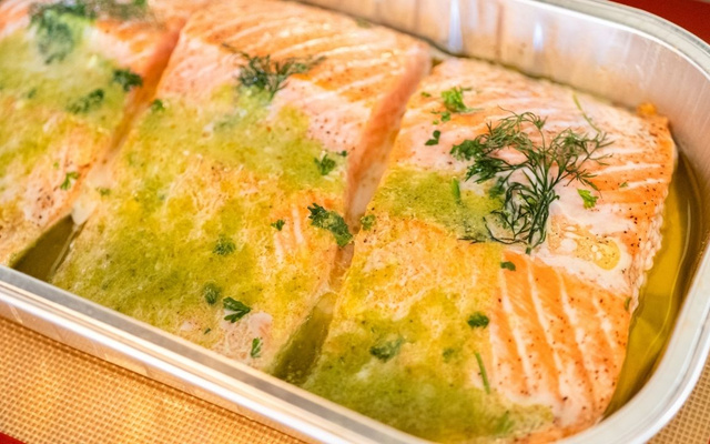 Salmão saboroso assado no forno