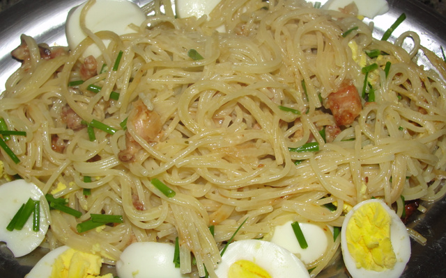 Macarrão com bacon e alho