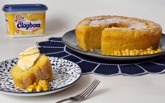 Bolo cremoso de milho com queijo 