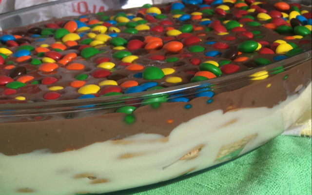 Pavê duo com confeitos de chocolate