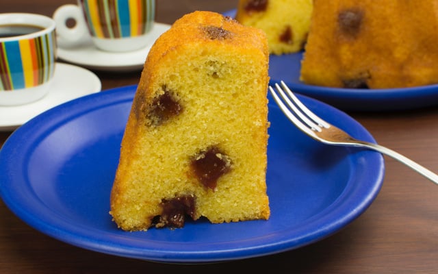 Bolo de fubá (milho) com goiabada
