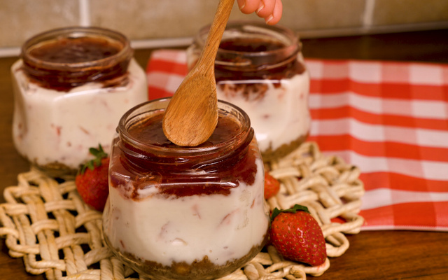 Cheesecake de morango no pote