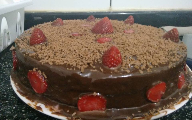 Bolo de chocolate com morango