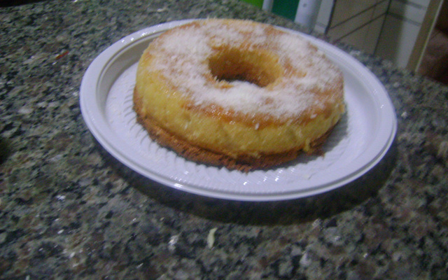 Cocada de coco com doce de banana no forno