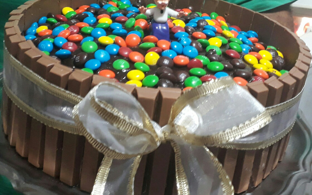 Bolo de biscoito wafer com cobertura de chocolate (by Paty Couto)