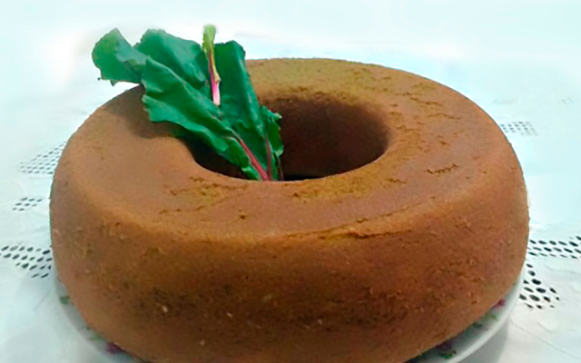 Bolo de talos e folhas de beterraba