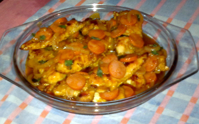 Frango assado ao molho de Salsicha