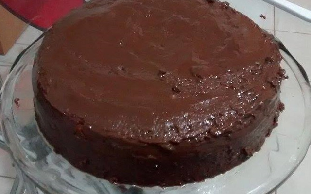 Bolo de banana com cobertura de chocolate