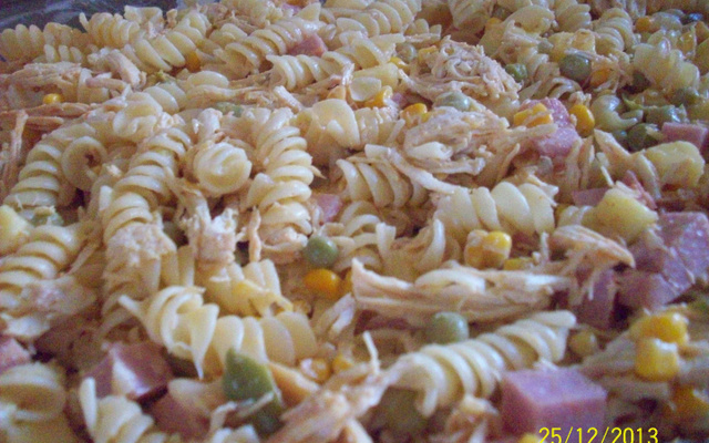 Macarrão gelado de frango
