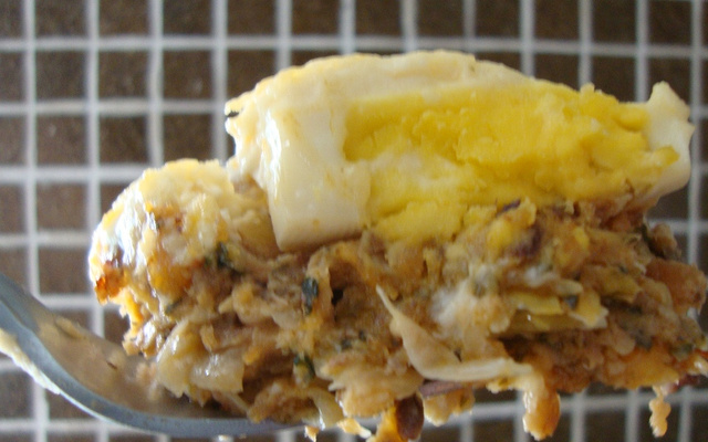 Torta de atum com repolho e cobertura de molho branco