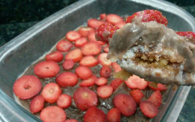 Torta gelada de morango e chocolate com biscoito