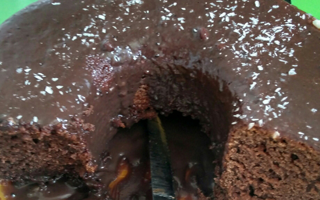 Bolo de chocolate com cobertura