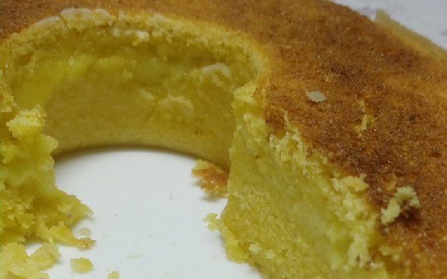 Bolo de fubá cremoso com queijo
