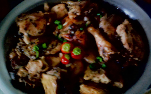 Frango em pedaços, assado e marinado na cerveja