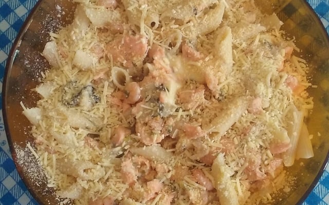 Macarrão com salmão e camarão