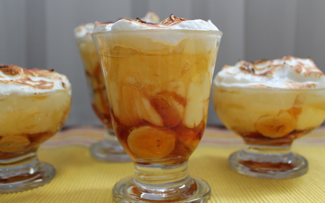 Chico balanceado com banana