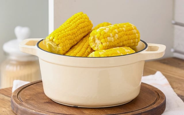 Milho cozido na panela de pressão bem amarelo, macio e suculento