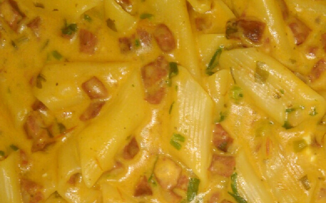 Macarrão penne com linguiça calabresa na panela de pressão