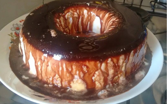 Sorvete de creme com cobertura de chocolate