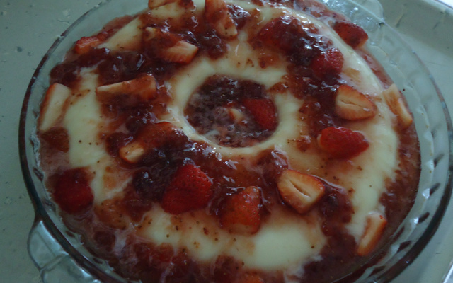Flan de coco com calda de morango