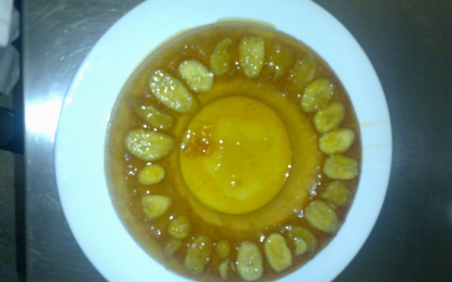 Pudim de banana caramelada