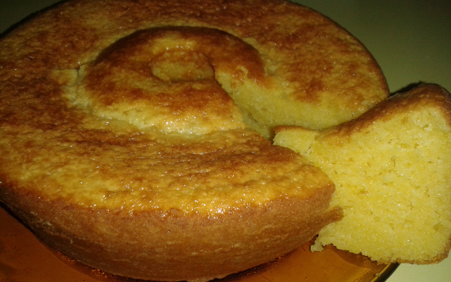 Bolo de fubá com queijo parmesão