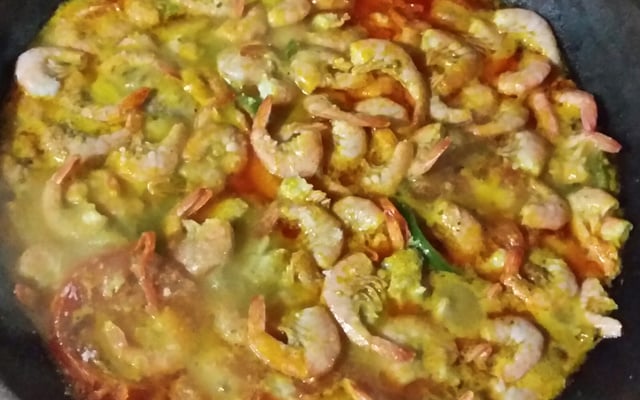 Moqueca de peixe ao molho de camarão