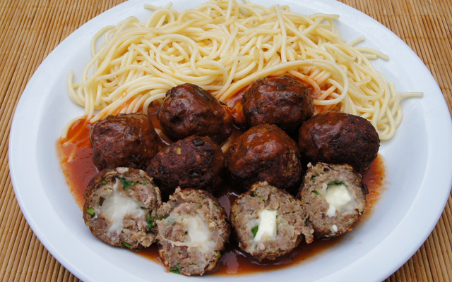 Almôndegas recheadas com catupiry